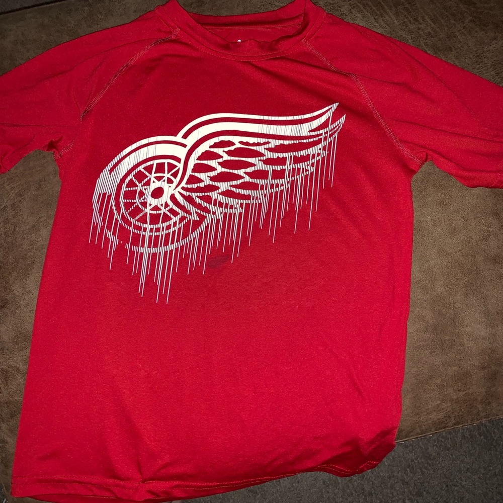Detroit Red Wings shirt, boys size Medium